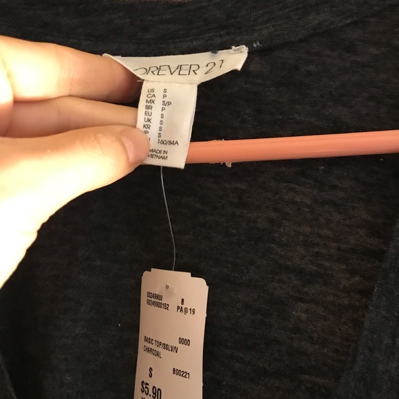 V Neck Tee Bundle of 2 - NWT Sz Small - Picture 3 of 4